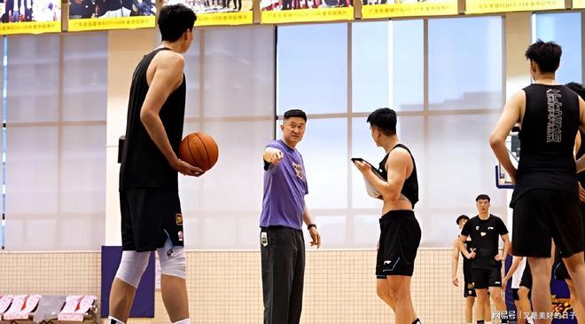 华体会app-包含广东宏远队备战挑战四川队，誓要力争夺冠的词条