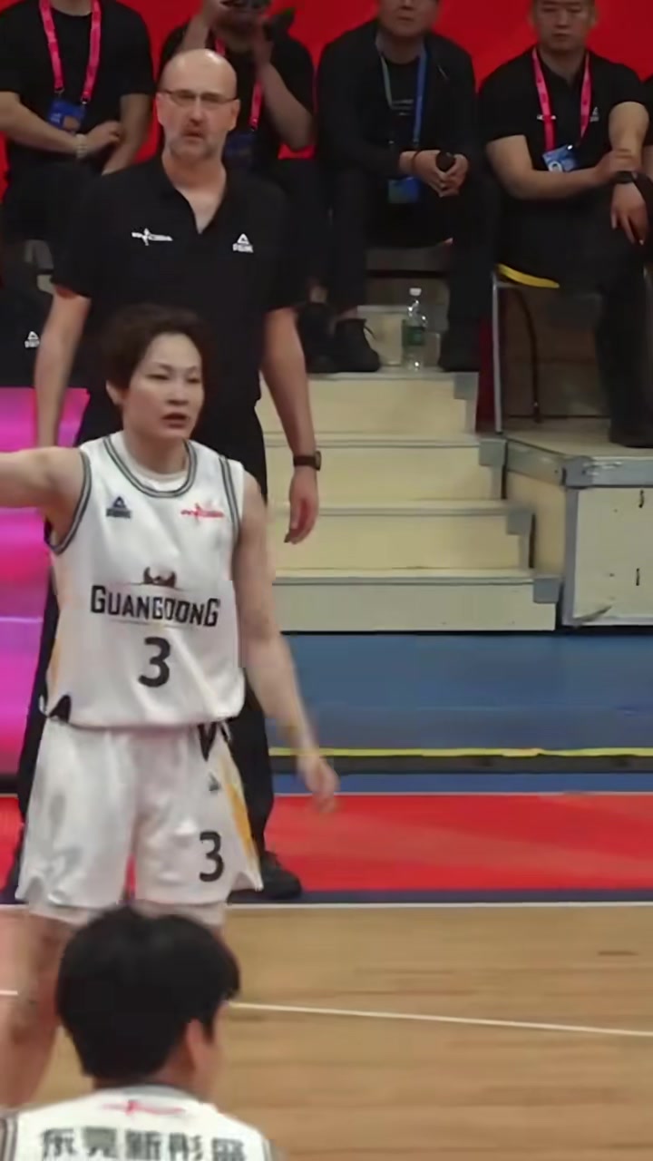 关于姐妹连线！杨力维杨舒予合砍25分老将发力助队大胜的信息
