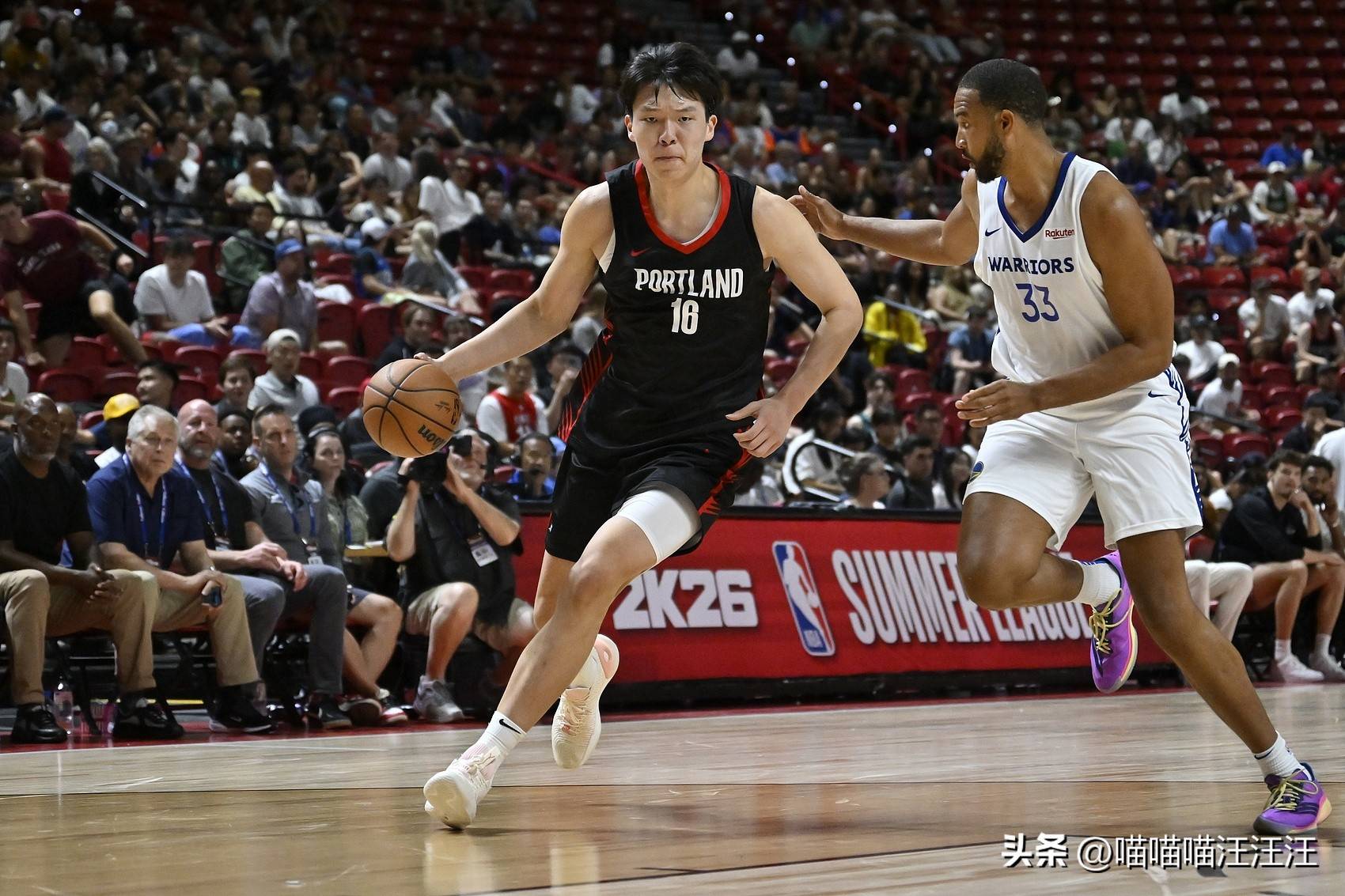 杨瀚森连得5分打停鹈鹕，下场与队友握手相互打气