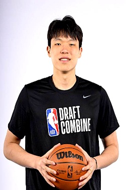 杨瀚森给所有人留下深刻印象他会是开拓者长期计划的简单介绍